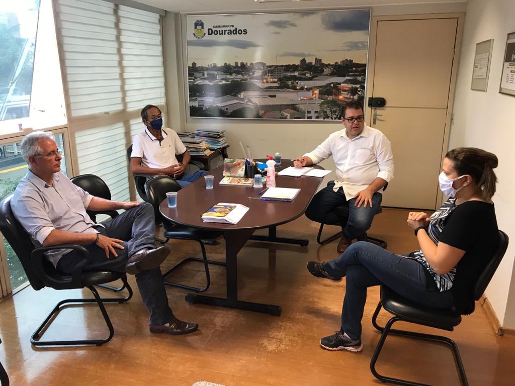 Mesa Diretora, composta pelos vereadores Alan Guedes, Elias Ishy, Sergio Nogueira e Daniela Hall, durante reunião na Presidência.
Foto/Divulgação