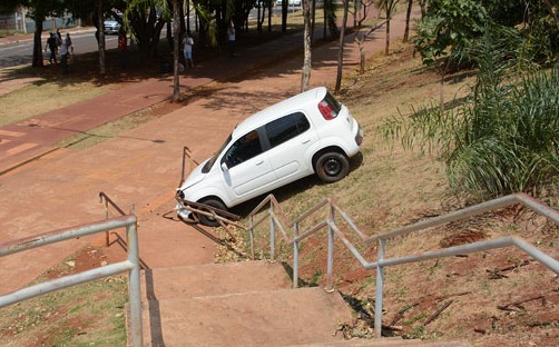 Motorista perde controle e rampa canteiro na Orla Morena Álvaro Rezende/Correio do Estado
