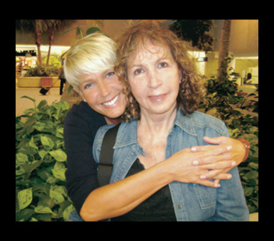 Xuxa usa redes sociais para pedir orações à mãe internada