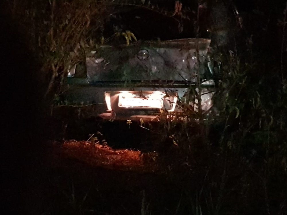 Cantor sertanejo morre em acidente de carro no MS Carro do cantor Jota foi parar em uma matagal após a batida. PRF/Divulgação