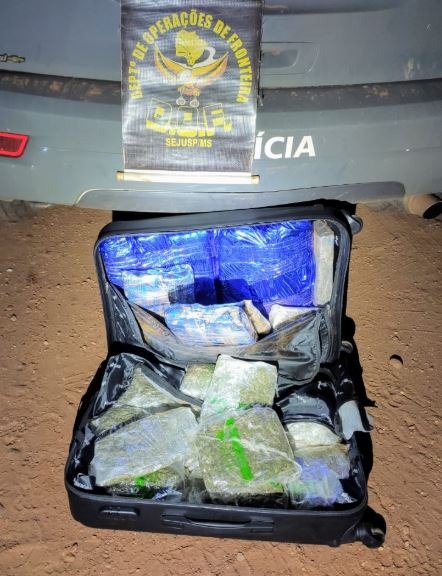 DOF prende casal transportando drogas para São Paulo em uma Van Uma das malas com as drogas apreendidas.