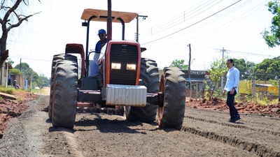 Prefeito vistoria obras de asfalto e drenagem no Nova Lima