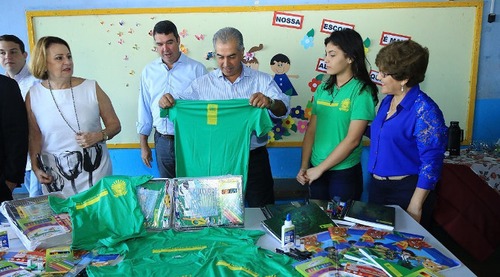 Reinaldo Azambuja recepciona alunos, entrega uniformes e kits e destaca reforço na merenda