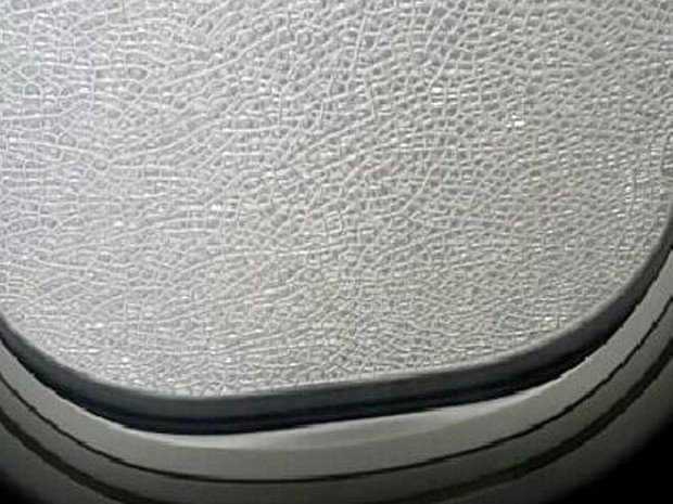 Janela de avião da Gol estilhaçada por calor de turbina que pegou fogo em Brasília (Foto: Arseni Lázaro Facundes/Arquivo Pessoal)