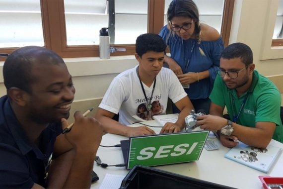 Professores da Escola do Sesi da Capital participam de oficina de robótica
