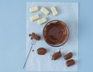 Saiba fazer barras de coco para servir aos convidados