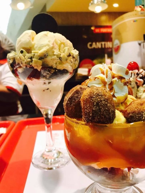 Lanchonete em shopping dá brinde a cliente que devolver taça de sobremesa para evitar prejuízos Laka Oreo ao fundo usa uma das taças cobiçadas pelo formato diferente (Foto: Delícias da Tia/Facebook/Divulgação)