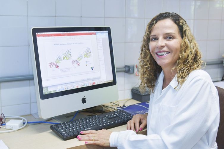 Venenos de vespa e escorpião podem auxiliar tratamento de tuberculose Ana Paula Junqueira Kipnis, pesquisadoras da UFG - Ana Fortunato/Secom/UFG