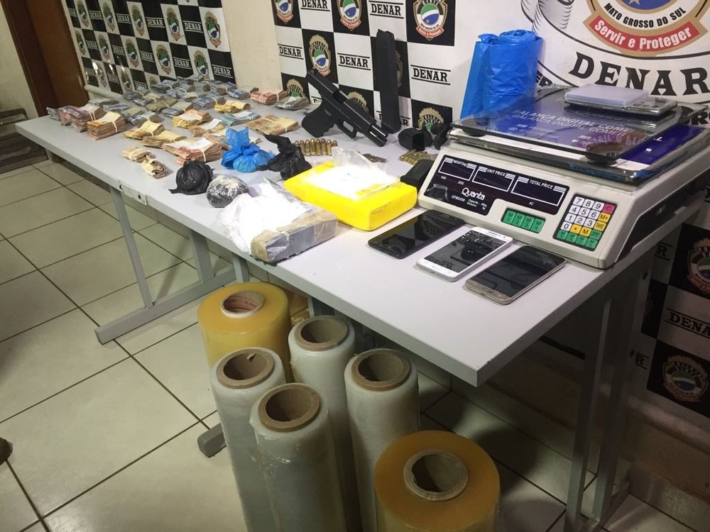 Rolos de plástico film para embalar a droga também foram apreendidos (Foto: Dyego Queiroz)