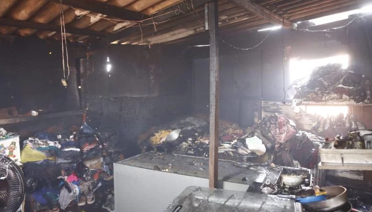 Homem bota fogo em barraco com maconha e agride bombeiros na hora do socorro (Foto: Leonardo de França)