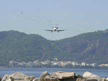 Drones estão se tornando ameaça real para aviação civil, alerta associação