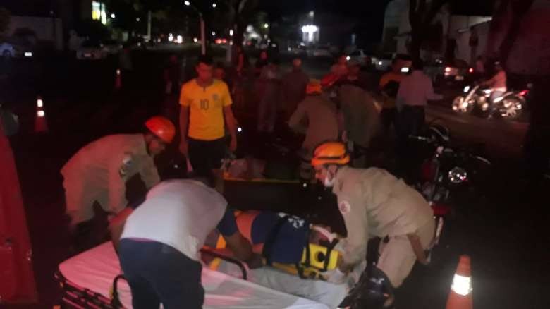 Na madrugada, jovem e amigo atropela 2 motos e deixa 3 em estado grave Antônio Coca