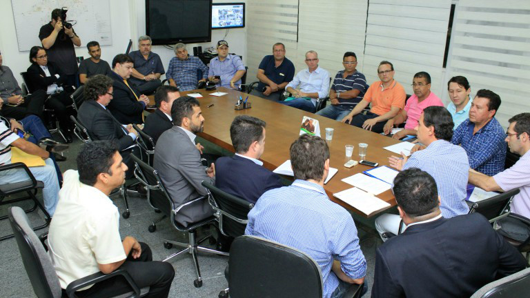 Prefeitura fará estudo para decidir número de novos alvarás para taxis Prefeitura fará estudo para decidir número de novos alvarás para taxis