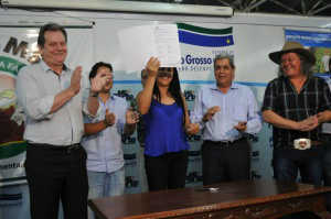 Governador esteve acompanhado do secretário de produção, Paulo Engel, e do vereador Vanderlei Cabeludo (Foto: Alcides Neto)