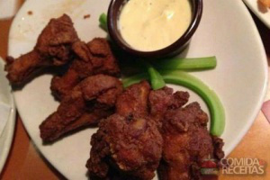 Confira uma deliciosa receita de frango frito ao alho e óleo