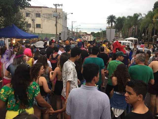 Foliões durante matinê no carnaval de Campo Grande (Foto: Graziela Rezende)