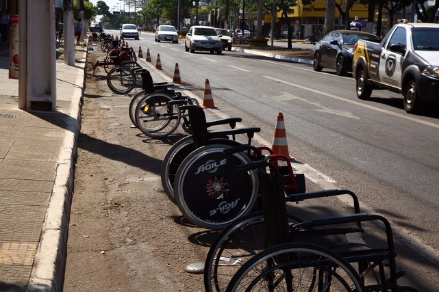 Cadeiras de rodas foram colocadas em vagas de estacionamento para chamar atenção quanto á segurança dos cadeirantes no trânsito - Foto: A. Frota