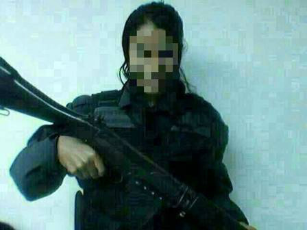 Em uma das fotos que circulam na internet, Patty segura um fuzil Foto: Reprodução