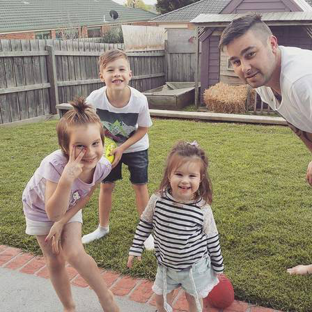 Briella (à esquerda) com os irmão e o pai Foto: Reprodução / Facebook

