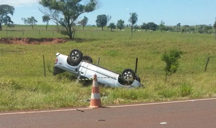 Mulher morre após perder controle de direção e capotar caminhonete Caminhonete capotou e mulher foi arremessada para fora - Foto: SiLiga News