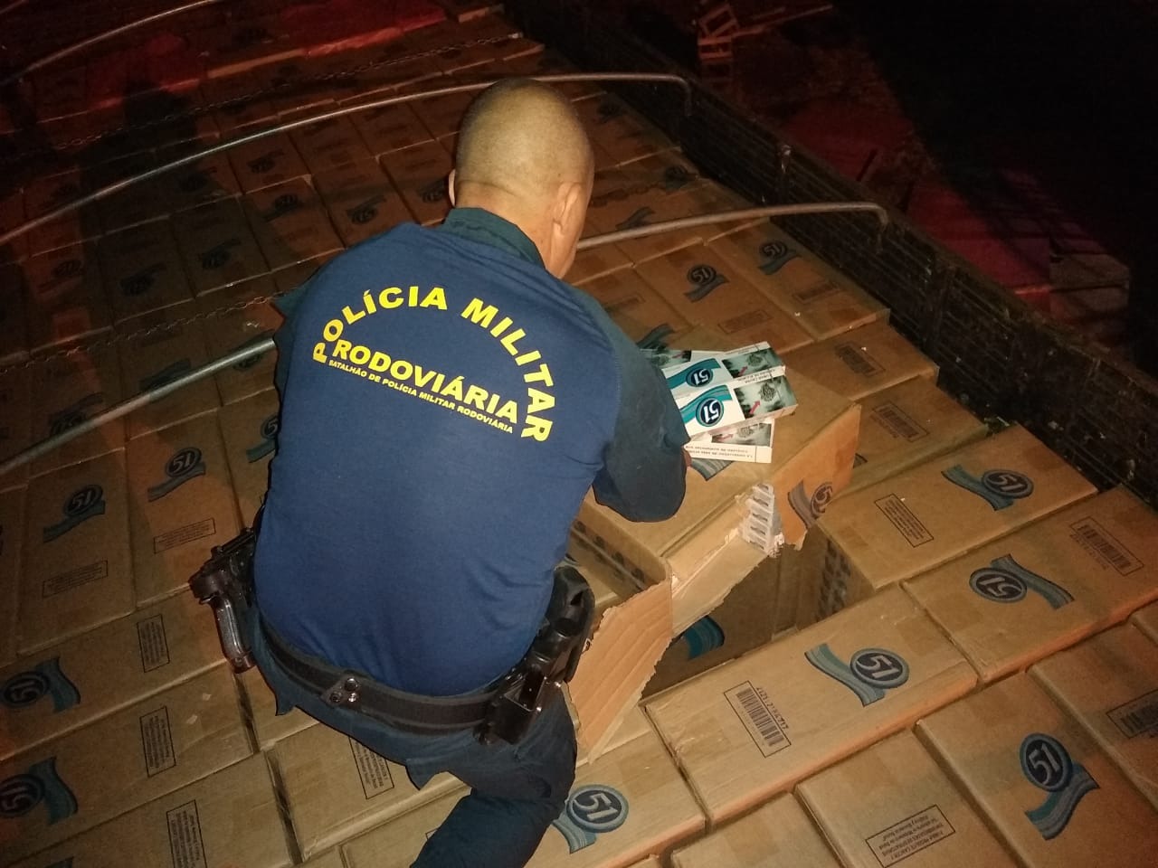 Caminhoneiro é preso com 20 mil pacotes de cigarros em rodovia de MS Caminhoneiro é preso com 20 mil pacotes de cigarros em rodovia de MS