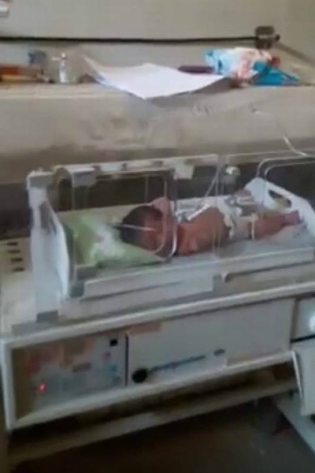 Imagens mostram bebês em incubadoras de hospital infantil destruído, na Síria. Foto: Reprodução/YouTube

