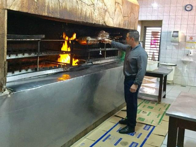 Churrascaria em Campo Grande já nos preparativos para receber os clientes nesta quinta-feira, e hoje inclui o ministro da Agricultura e Pecuária, Blairo Maggi (Foto: PNS)
