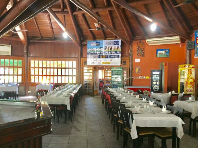 As duas mesas reservadas para receber a comitiva do ministro Blairo Maggi já estão preparadas (Foto: PNS)
