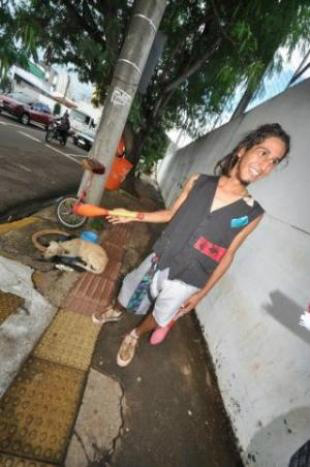 Daniel tem no cão uma companhia na estrada. (Foto: Marcelo Calazans)