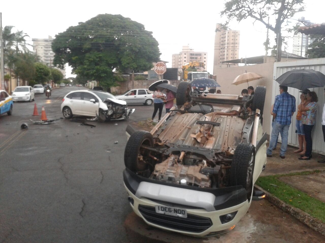Motorista envolve-se em acidente e capota veículo na Rua Brasil Motorista que provocou acidente foi encaminhado para Santa Casa - Foto: Gerson Oliveira