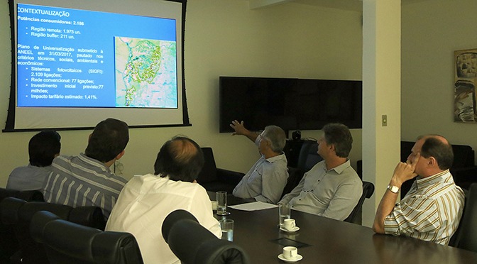 Governador recebe projeto de universalização da energia no Pantanal