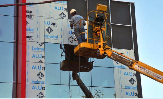 Homem trabalha na construção civil - Foto: Álvaro Rezende/Correio do Estado