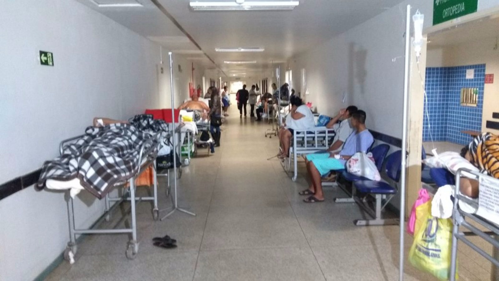 Santa Casa veta novos pacientes devido superlotação, diz direção Corredor se tornou uma extensão da ala verde da Santa Casa (Foto: Rodrigo Grando)