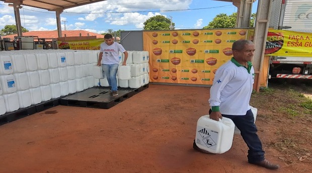 Secretaria de Saúde distribui aos municípios 9,6 mil litros de inseticida e 100 Kg de larvicida para combate a dengue Secretaria de Saúde distribui aos municípios 9,6 mil litros de inseticida e 100 Kg de larvicida para combate a dengue