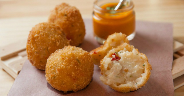 Saiba preparar um saboroso bolinho de arroz com tomate seco e bacalhau