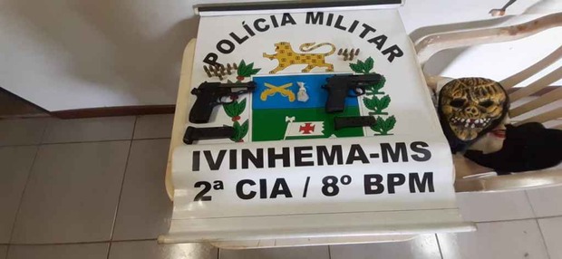 Polícia prende dois jovens com máscaras, luvas e pistolas Polícia prende dois jovens com máscaras, luvas e pistolas