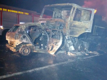 Carro bate em carreta e motorista morre carbonizado em rodovia de MS Motorista do carro ficou preso às ferragens e morreu carbonizado (Foto: José Aparecido)