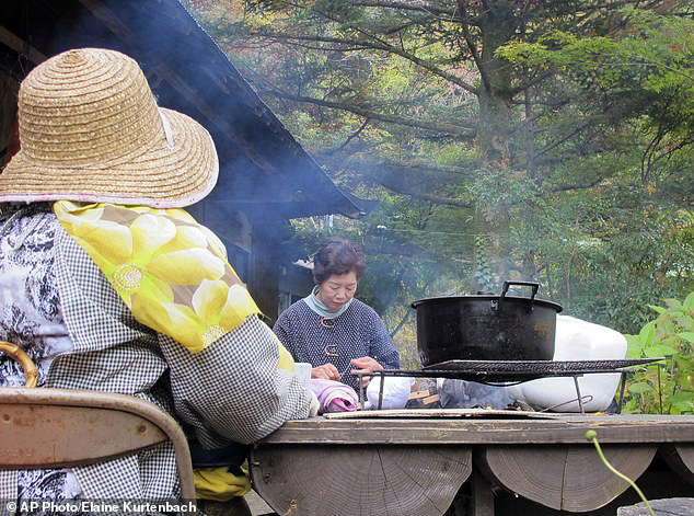Moradora confecciona espantalhos para substituir pessoas mortas em aldeia e local se torna atração turística
