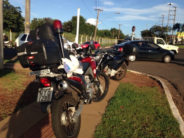 Supervisor de vendas fica ferido em colisão entre a moto que pilotava e carro Vítima estava em moto; trânsito ficou lento na região (Foto: Osvaldo Nóbrega)