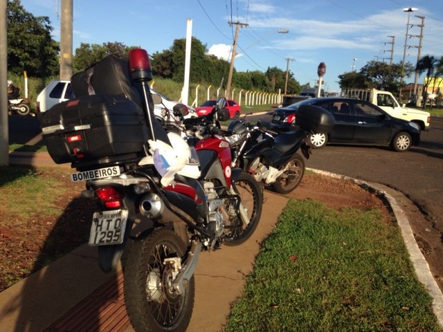 Vítima estava em moto; trânsito ficou lento na região (Foto: Osvaldo Nóbrega)