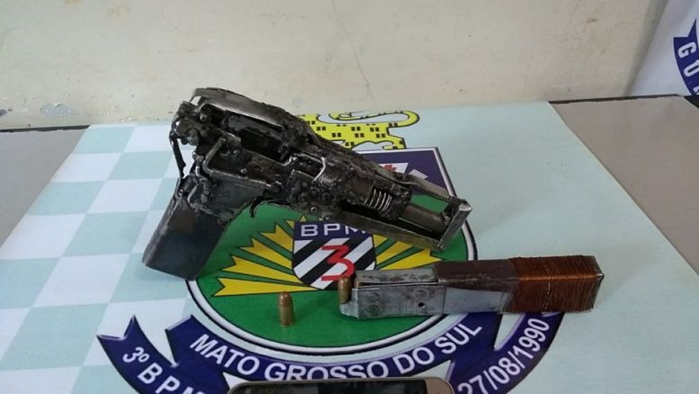 Homem é preso em Dourados, após ameaçar grupo com pistola “caseira” Homem é preso em Dourados, após ameaçar grupo com pistola “caseira”