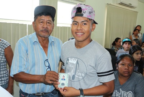 Comitê Estadual realiza entrega de RGs e garante novas perspectivas em Sidrolândia Natan ao lado do seu pai, Milton Francisco. Feliz, o jovem disse que agora vai poder tirar o restante dos documentos.