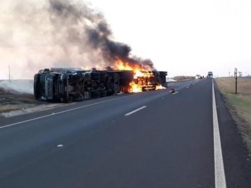 Após mal súbito, motorista tomba carreta e acaba incendiada na BR-163 Após mal súbito, motorista tomba carreta e acaba incendiada na BR-163