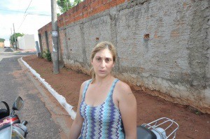 Morando sozinha com o filho, Ana Cláudia não sabe quem vai cuidar da criança durante um período. (Foto: Marcelo Calazans)