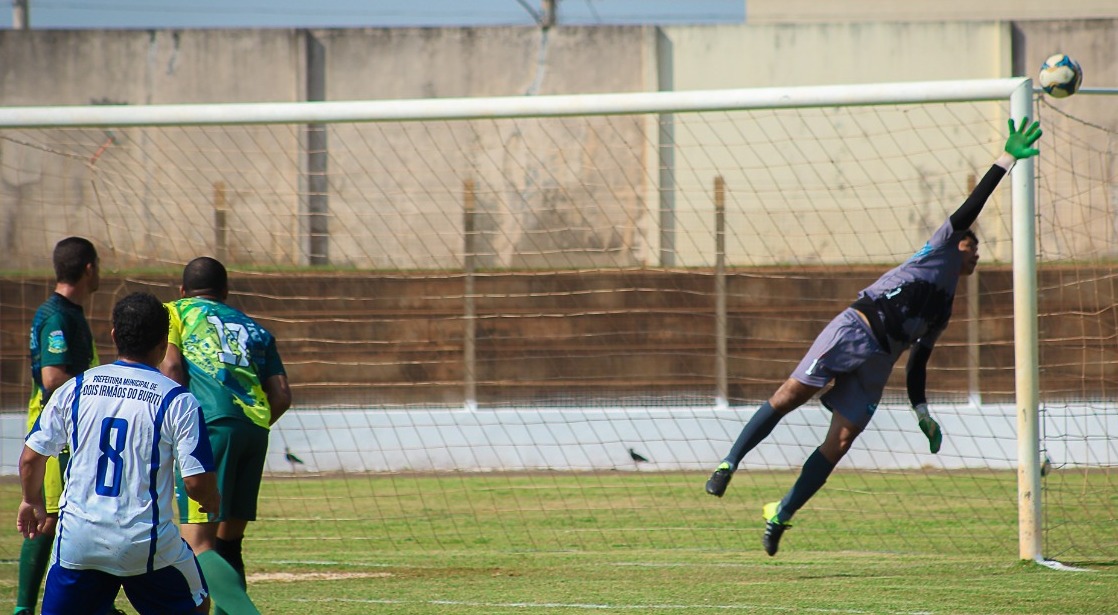 Dois Irmãos e Nova Andradina vão às semifinais da Copa Assomasul Dois Irmãos, de branco, fez 7 a 0 em Figueirão. Edson Ribeiro