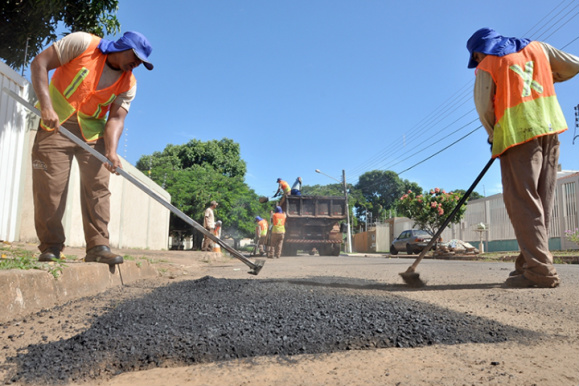 Trabalho de recuperação asfáltica atua em diversos bairros da Capital