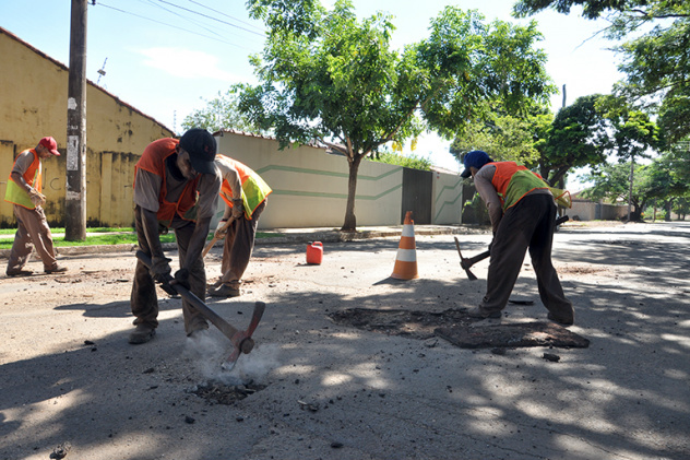 Prefeitura realiza trabalho de recuperação asfáltica no bairro Nova Campo Grande