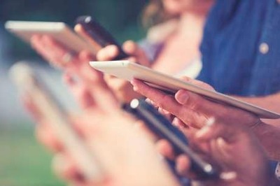 Eles não conseguem se desligar do aparelho nem para dormir ou na hora de comer
(Foto - Divulgação).
