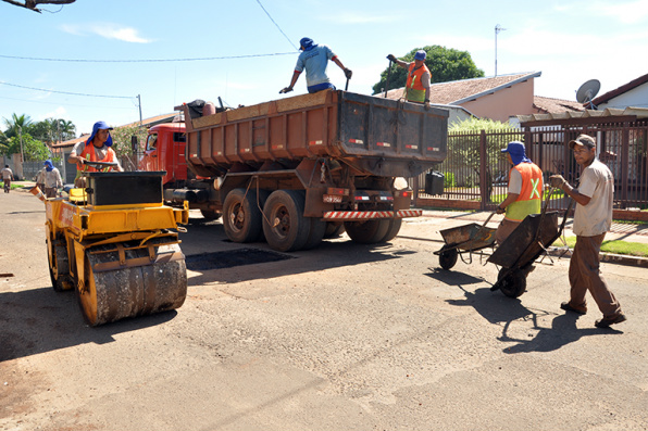 Prefeitura realiza trabalho de recuperação asfáltica no bairro Nova Campo Grande
