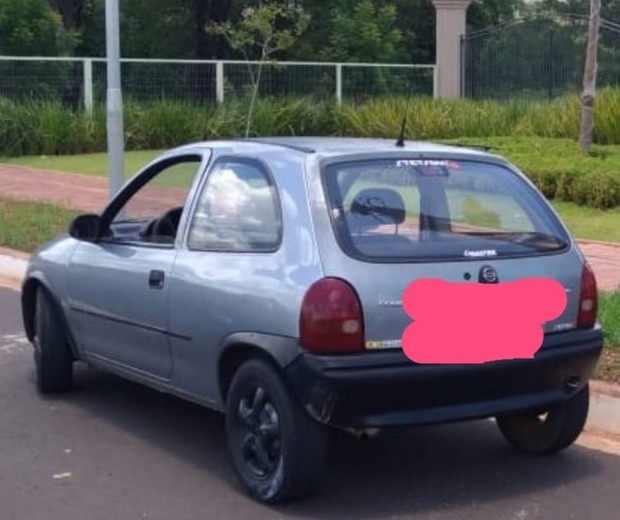 Jovem é presa após furtar carro em clube de banho